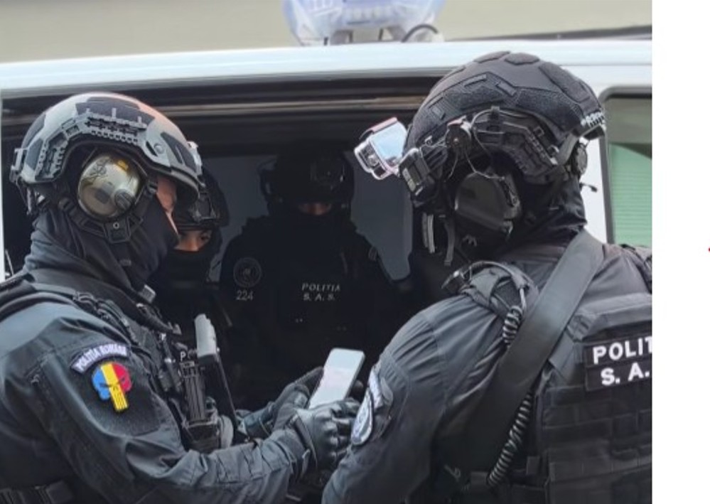 „Alo! Poliția Română, dormiți pe voi!” Mesajul postat de un bărbat înainte ca mascații să-i spargă ușa