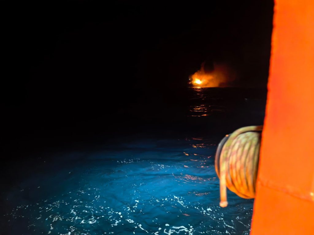 Primele imagini cu petrolierul explodat în Marea Neagră, în noapte