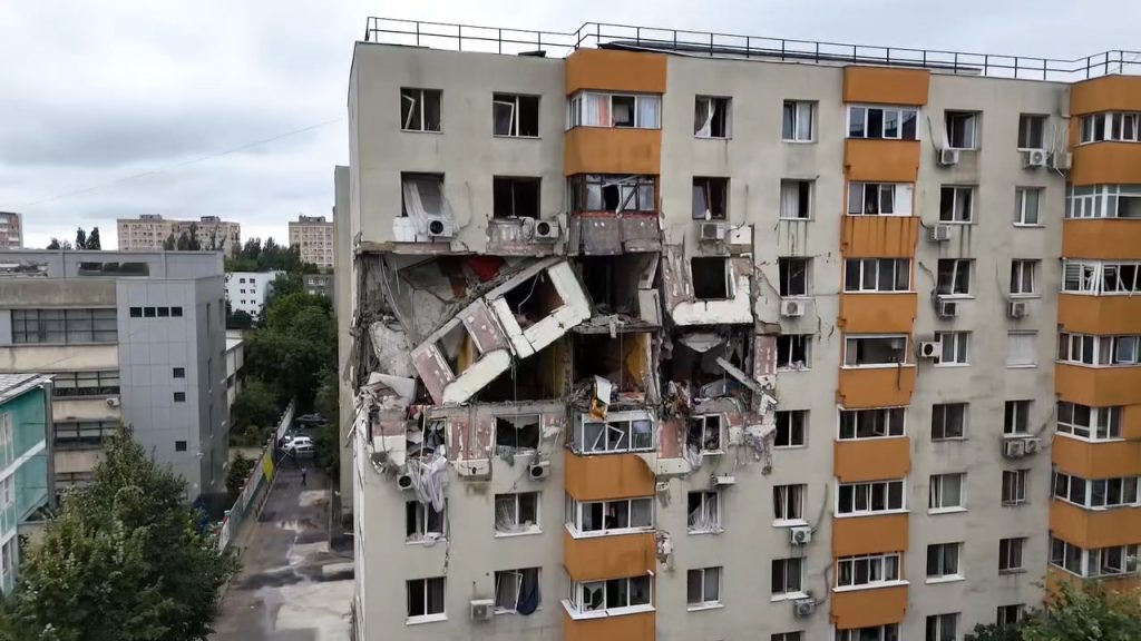 Imagini din dronă cu blocul din Rahova, la nouă luni de la explozie. Când vor putea intra în apartamente locatarii și ce se va întâmpla cu clădirea 