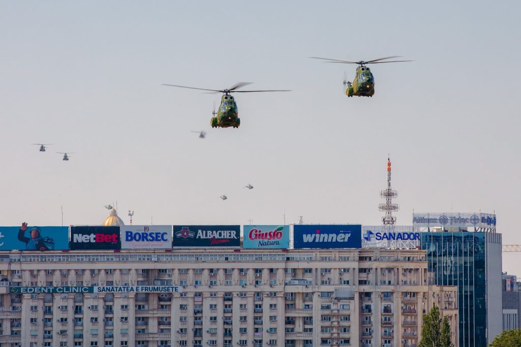 Avioane militare zboară astăzi deasupra Bucureștiului, cu ocazia Zilei Aviaţiei Române