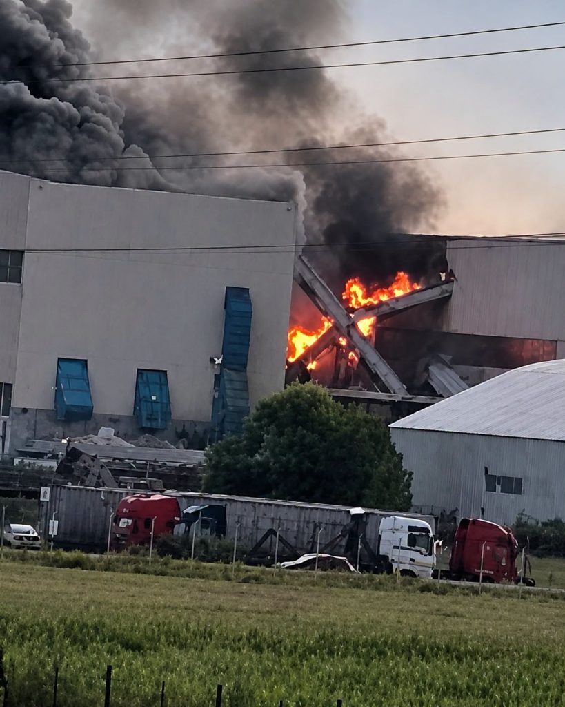 Explozie urmată de incendiu puternic la o fabrică din orașul Brașov. Fumul se vede de la kilometri