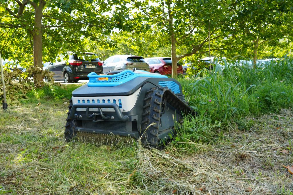 Robotul care tunde iarba, testat de Primăria Sectorului 3. „Se descurcă bine pe teren denivelat” / Cât costă unul 