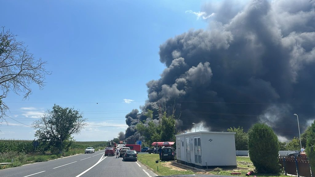 Incendiu uriaș după un accident cu o cisternă încărcată cu benzină, în Constanța, pe DN2A. Fumul se vede de la kilometri