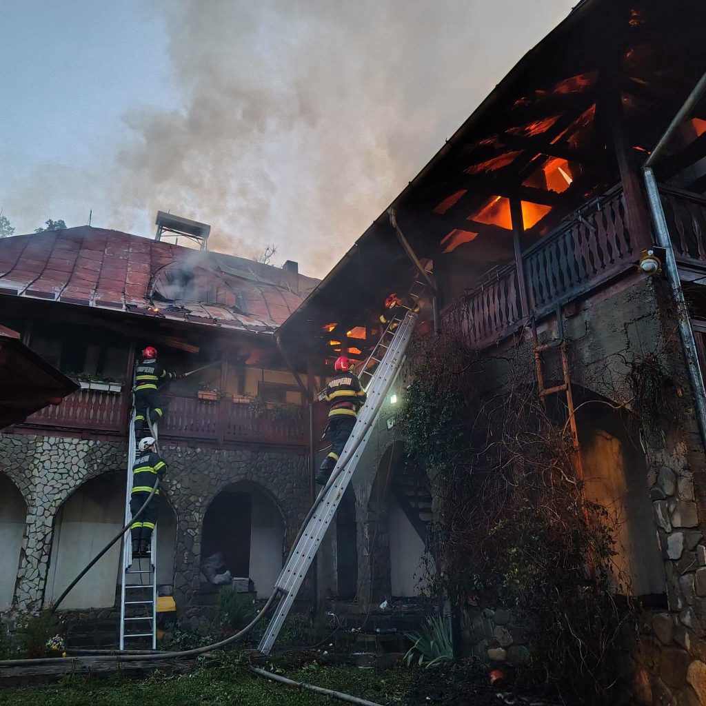 Incendiu devastator la Mănăstirea Bisericani din Neamț: om găsit mort