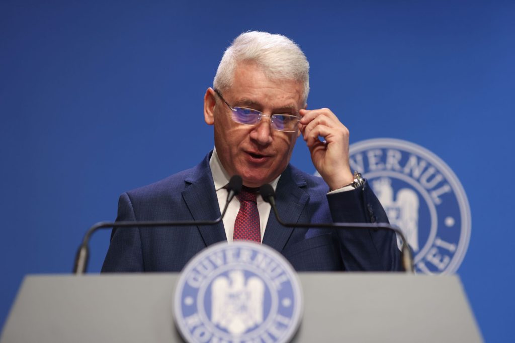 Șeful unei instituții publice, folosește narghilea zilnic la birou