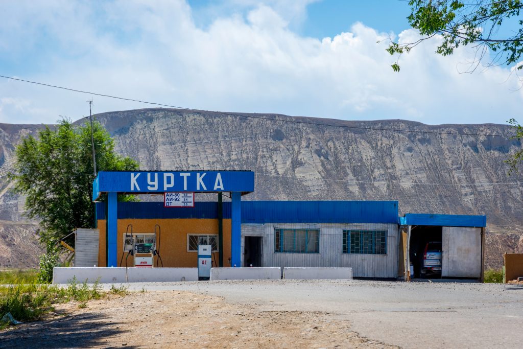 Țara care importă 90% benzin