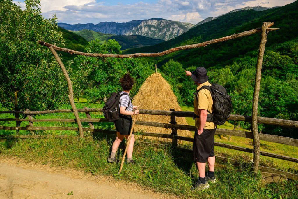 Studiu: Românii nu știu că mersul pe jos poate face bine și minții. Doar 12% merg frecvent în drumeții, deși cei care o fac spun că au mai multă energie