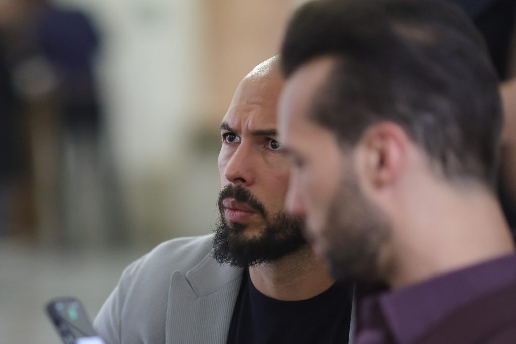 Fratii Tate au așteptat o salvare de la Trump, din arest, la Miami. Președintele SUA a decis dacă va permite sau nu extrădarea lor