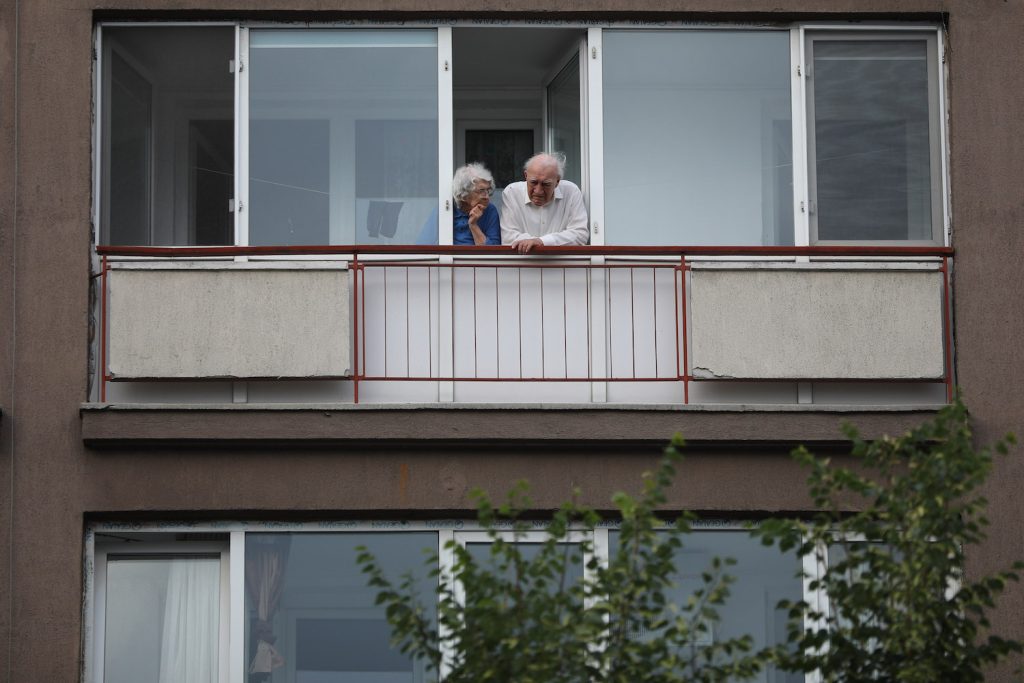 Peste 300.000 de vârstnici din orașele României nu au mai ieșit din localitate de mai bine de cinci ani