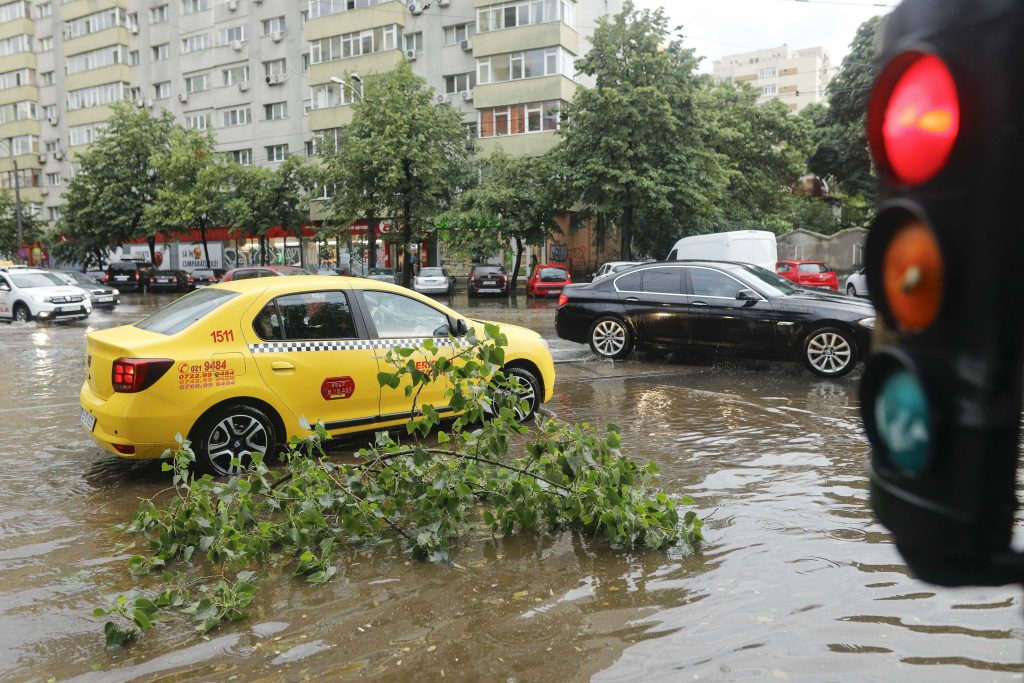 București în alertă ANM pentru furtuni violente, vreme rece neobișnuită