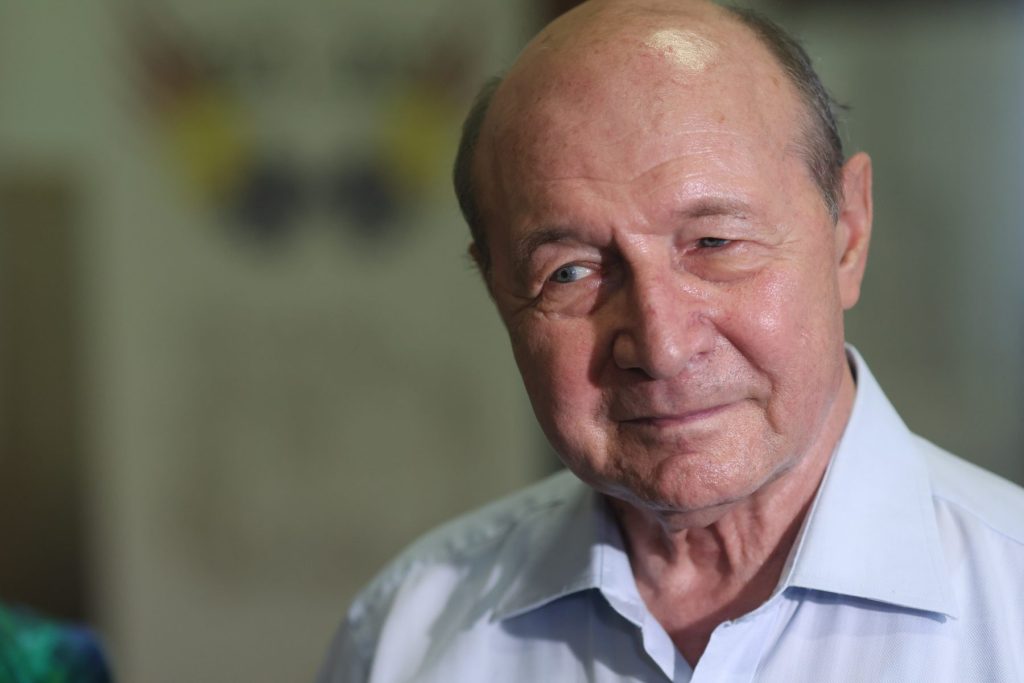 Traian Băsescu ironizează conferința MApN: Urmează testul cu roiul!