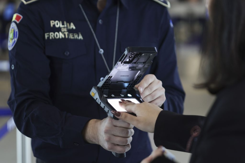 Noul sistem de frontieră al UE este derutat de gemenii identici. Cum au fost confundate două surori pe aeroportul din Cluj-Napoca