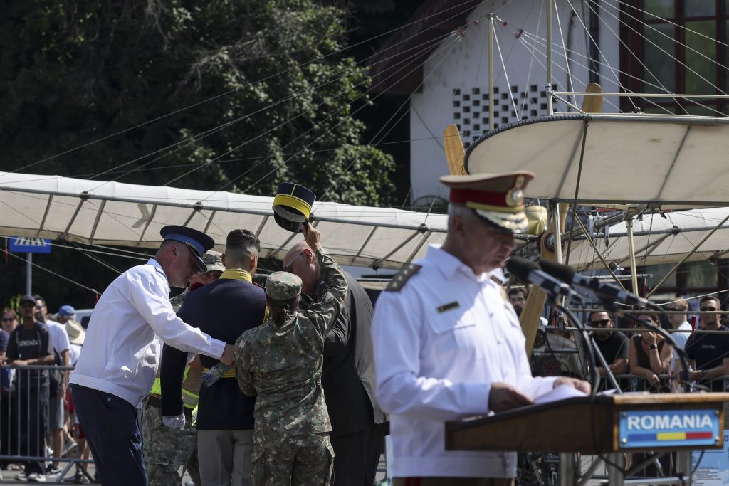 Incident la ceremonia de Ziua Aviației. Șeful Armatei ignoră netulburat momentul
