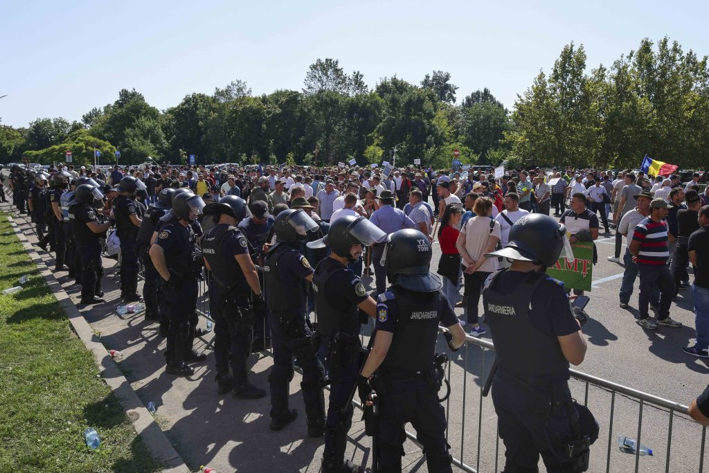 Oierii protestează acum în Piața Victoriei, trafic blocat. Ciocniri cu jandarmii, care au folosit gaze lacrimogene înainte de a ajunge la Guvern