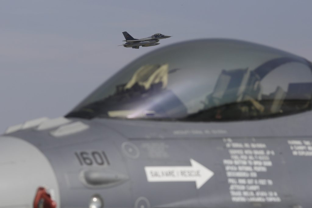 „Este o victorie importantă”. Expert militar despre cum au găsit piloții F-16 o soluție de tragere la altitudine joasă