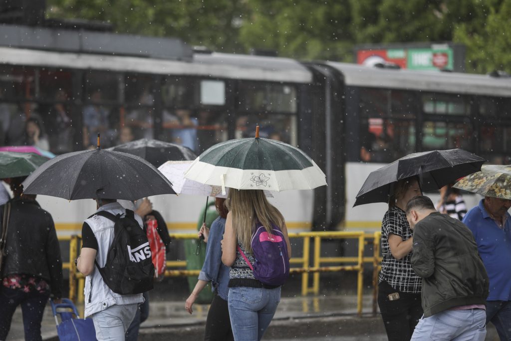 Cod galben de furtuni puternice și vijelii în jumătate de țară. Diseară, intră în vigoare alte alerte meteo