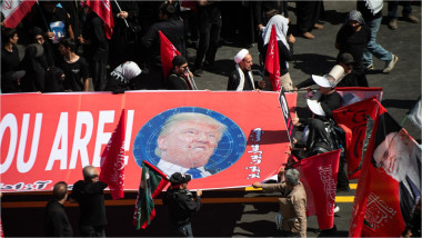 Funeraliile lui Khamenei: pietre aruncate în panoul cu Trump, apeluri la răzbunare