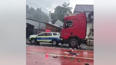 TIR lovește o mașină de poliție în Bușteni, șoferul blocat în cabină