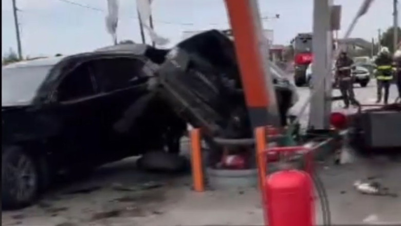 Două mașini, după ciocnirea violentă, au fost proiectate în benzinărie