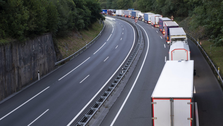 Șoferi TIR din Prahova și Buzău acuzați de furt de laptopuri