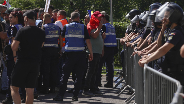 Amenzi de peste 2.000 lei după incidentele de la protestul oierilor. Jandarmeria: Au fost aruncate obiecte…