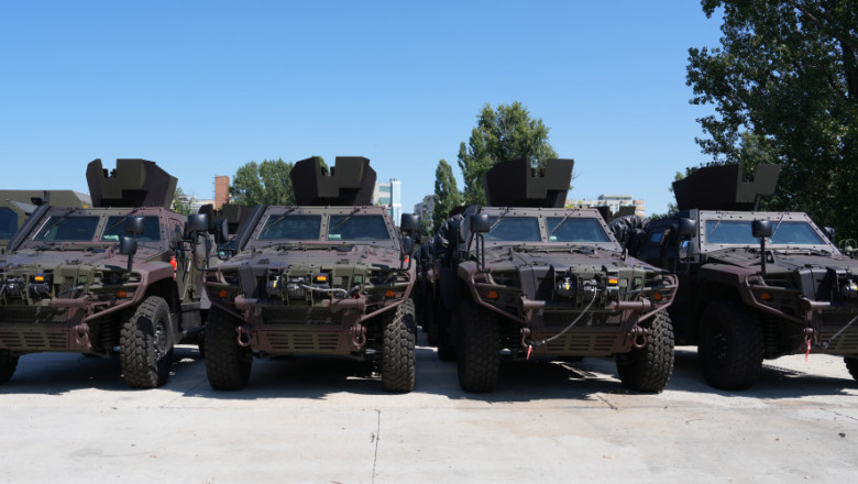 „Moment important pentru înzestrarea Armatei”. Primele vehicule blindate COBRA II produse în România au…