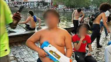 Hamza, simbolul tinerilor rebeli francezi, înarmat cu un pistol de apă