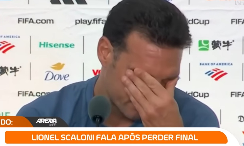 Selecționerul Argentinei izbucnește în lacrimi și părăsește conferința