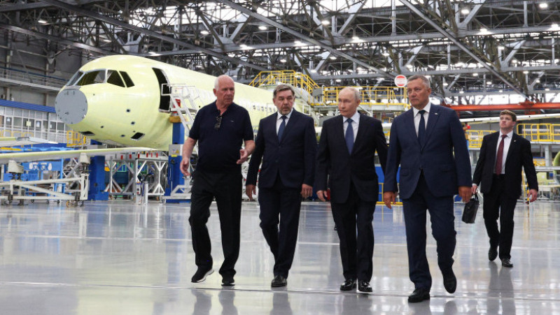 Putin explorează uzină de aviație în Siberia, lăsând Moscova în urmă