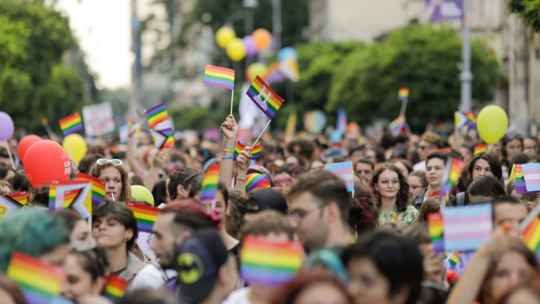Marșul Pride a avut loc la Oradea, în ciuda avertismentelor jandarmilor. Mai multe amenzi, aplicate…