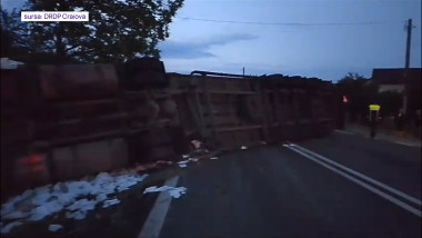 Accident pe DN7: autocamion răsturnat, Valea Oltului blocată