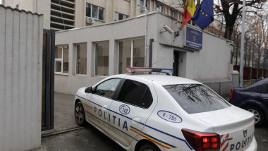 Bărbat a intrat pe sub poarta Arestului Central cu fier vechi, paznici depășiți