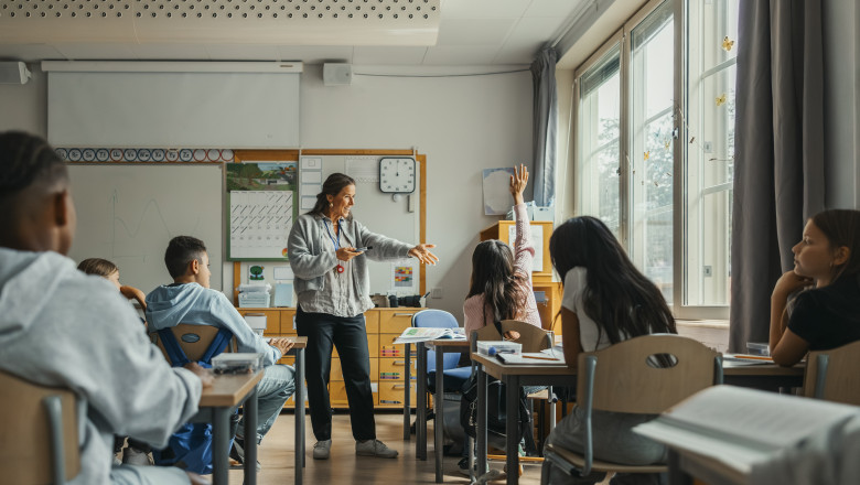 Profesorii vor putea folosi prima de carieră didactică de 1.500 de lei până în 2027. Legea a fost adoptată…