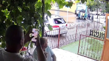 Femei din Galați împing un microbuz blocat, în timp ce bărbații filmează