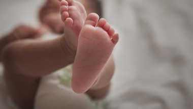 Trei persoane trimise în judecată pentru înregistrarea unui copil pe numele unei femei necunoscute