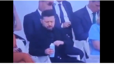 Zelenski surprins în Ziua Franţei cu o sticlă de plastic, reacţii negative pe net