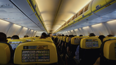 Incident grav la avionul din Grecia: pasager parțial aspirat afară