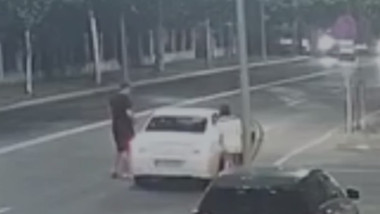 Şofer de ride-sharing din București bate client după ce i-a fisurat parbrizul