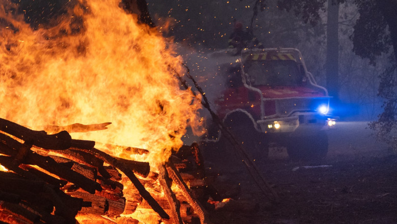 Evacuări în toiul nopții și fugă printre flăcări. Turiștii descriu infernul incendiilor din Franța: „Din…