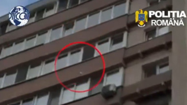Traficanți din Brașov surprinși aruncând droguri pe geam în fața mascaților
