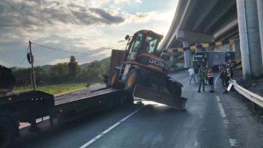 Autotren blocat pe DN76: buldoexcavatorul a lovit limitatorul de înălțime