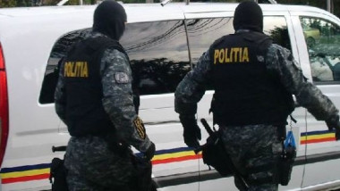 Mascații intervine în forță la București: bărbat cu cuțit, luat în ostatic