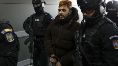 Polițiștii români, decorați de Macron pentru capturarea ucigașului agenților francezi