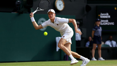 Sinner surprinde și îl învinge pe Djokovic, ajunge în finala Wimbledon