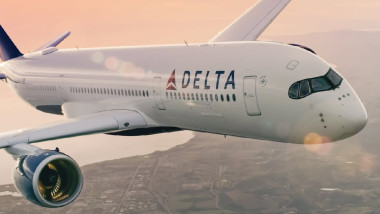 Avion în aterizare la Chicago, lovit de un foc de artificii în zbor