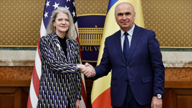 Bolojan discută cu oficialul american Allison Hooker la întâlnirea de la Guvern