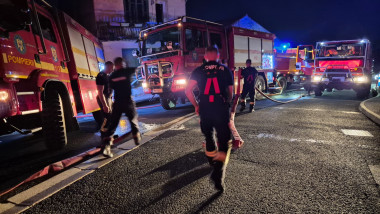 Pompierii români luptă contra focului în Franța pentru a salva locuințe