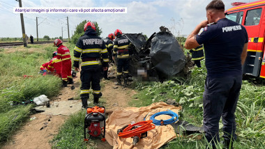 Tren lovește o mașină în Ialomița: 2 morți și 2 copii răniți
