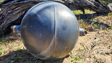 Australienii spun ce sunt sferele misterioase aruncate pe plajă de valuri
