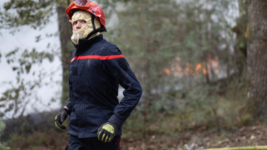 Două persoane recunosc incendii separate la Fontainebleau; 6 reținuți, inclusiv un pompier
